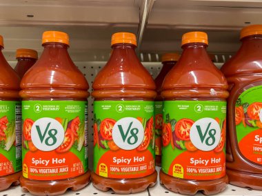 Boston, MA, USA - 9 Kasım 2023: V8 Spicy Hot% 100 Sebze Suyu, bir süpermarkette raflarda satılık 46 fl oz Şişe. Boston, MA, ABD.