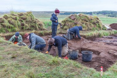 SKALHOLT, ICELAND - 1 Eylül 2017: Ülkenin en önemli tarihi yerlerinden biri olan İzlanda 'daki Skalholt katedrali yakınlarındaki arkeolojik kazı sahasında çalışan üniversite öğrencileri.