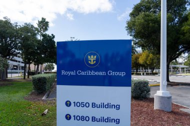 Miami, FL, ABD - 2 Ocak 2022: Royal Caribbean Group logosu Miami, ABD 'deki merkezlerinde. Royal Caribbean Group, Amerika Birleşik Devletleri 'nde kurulmuş küresel bir gemi şirketi..