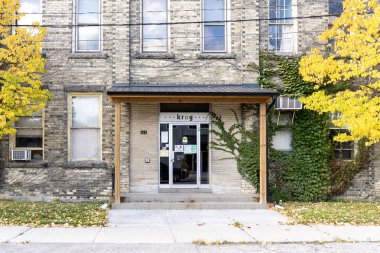 Kitchener, On, Kanada - 17 Ekim 2020: Kitchener, Ontario, Kanada 'daki Krug ofisine giriş. Krug, ofis ve sağlık mobilyalarının önde gelen tasarımcısı ve üreticilerinden biri..