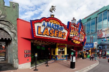 Niagara Şelalesi, On, Kanada - 1 Ekim 2020 Niagara Şelalesi 'ndeki Clifton Hill' de Büyük Muhteşem Ayna ve Lazer Labirenti Niagara 'nın en büyük ayna macerası..