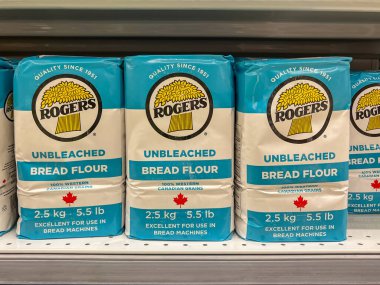 Calgary, Alberta, Kanada - 18 Temmuz 2023: Rogers - Çamaşırsız Ekmek unu, bir süpermarketteki raflarda satılık 2.5 kiloluk poşetler. Calgary, Alberta, Kanada.