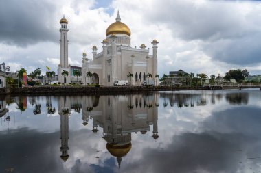 Bandar Seri Begawan, Brunei - 15 Şubat 2025: Bandar Seri Begawan, Brunei 'deki Kraliyet İslami Camii, Sultan Ömer Ali Seydidin Camisi.