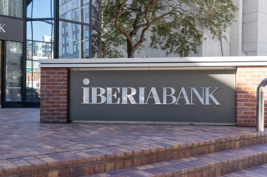 Tampa, FL, ABD - 8 Ocak 2022: Tampa, FL, ABD 'deki Tampa City Center' daki IBERIABANK ofisi. IBERIABANK Corporation bir Amerikan finansal holding şirketiydi ve First Horizon Corporation ile birleşti..