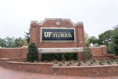 Gainesville, Florida, ABD - 31 Aralık 2021: Florida Üniversitesi 'nin kara levhası Gainesville, Florida, ABD' de gösterildi. Florida Üniversitesi halka açık bir arazi araştırma üniversitesidir..