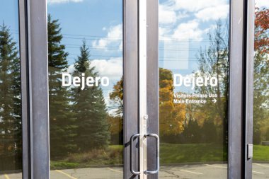 Waterloo, On, Kanada - 17 Ekim 2020 Dejero 'nun Waterloo, Ontario, Kanada' daki girişi. Dejero Control bulut tabanlı bir yönetim sistemidir..