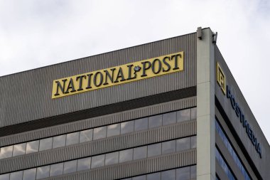 Toronto, Kanada - 29 Eylül 2020: Toronto 'da merkez ofis binasındaki Ulusal Posta tabelası görülüyor. The National Post, muhafazakar bir Kanada İngilizce gazetesidir..