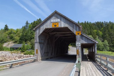 NEW BRUNSICK, Kanada - 4 Ağustos 2017: HARDscRABBED BRIDGE (IRISH RIVER HAYIR. 2) New Brunswick, Kanada 'da. 1946 yılında inşa edilen bu köprü 22 m (72 ft) uzunluğundadır..