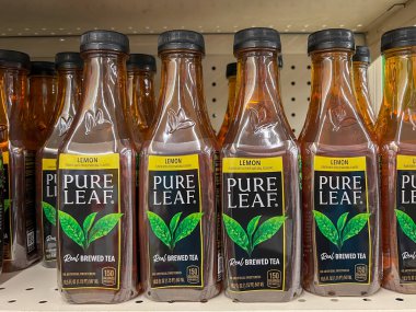 Manitoba, Kanada - 1 Temmuz 2023: Saf Yaprak Lemon demlenmiş çay, bir süpermarkette raflarda 18.5 Fl Oz Şişe. Manitoba, Kanada.