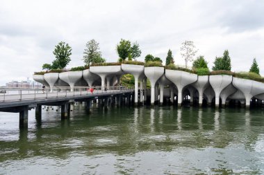 New York City, ABD - 22 Ağustos 2022: Little Island - New York City, ABD. Little Island halka açık bir park ve mantar şekilli beton sütunlarıyla bir gösteri alanıdır..