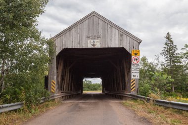 NEW BRUNSICK, Kanada - 6 Ağustos 2017 PETCODIAC RIVER HAYIR. New Brunswick, Kanada 'da 3 kapaklı köprü (HASTY). 1931 yılında inşa edilen bu köprü 38 m (123 ft) uzunluğundadır..