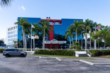 Miami, FL, ABD - 2 Ocak 2022: Royal Caribbean Grupları Miami, ABD merkezli. Royal Caribbean Group (eski adıyla Royal Caribbean Cruises Ltd., kısaca Royal Caribbean, kısaca Royal Caribbean, kısaca Royal Caribbean, kısaca Royal Caribbean.