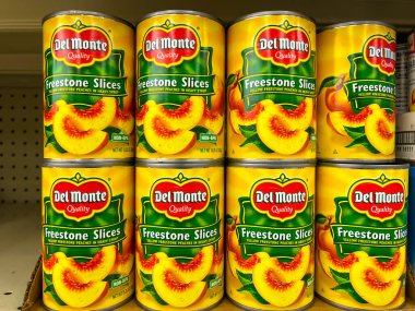 Del Monte Sarı Frelow Dilimlenmiş Şeftali, süpermarkette raflarda 15.25 ons konserve. Salt Lake City, Utah, ABD - 13 Mayıs 2023.