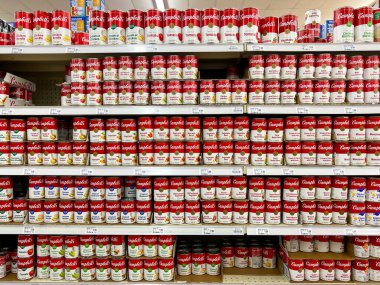 Süpermarketteki raflarda Campbell Çorbaları 'nın çeşitleri. Salt Lake City, Utah, ABD - 13 Mayıs 2023.