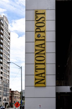 Toronto, Kanada - 29 Eylül 2020: Toronto 'da merkez ofis binasındaki Ulusal Posta tabelası görülüyor. The National Post, muhafazakar bir Kanada İngilizce gazetesidir..