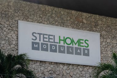 Opa-locka, FL, ABD - 2 Ocak 2022: Opa-locka, FL, ABD 'deki merkezlerinde STEELHOMES Modüler tabelası. STEELHOMES prefabrik Modüler bina inşaatı için LGS yapıları üretiyor