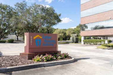 Tampa, FL, ABD - 8 Ocak 2022: Tampa Konut İdaresi ofis binası Tampa, FL, ABD. Tampa Konut Ajansı, uygun fiyatlı konut olanaklarının geliştirilmesi ve yönetimini teşvik etmektedir.