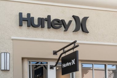 Orlando, Florida, ABD - 20 Ocak 2022: Hurley asma işareti Orlando, FL, ABD 'de. Hurley, sörf ve yüzmeye yönelik kıyafet ve aksesuar satan bir Amerikan şirketidir..