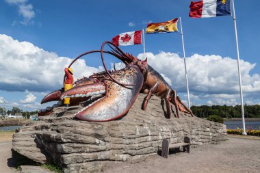 NEW BRUNSWICK, CANADA - 5 Ağustos 2017: Dünyanın En Büyük Istakozu Kanadalı sanatçı Winston Bronnum 'un Shediac, New Brunswick, Kanada' da yaptığı beton ve güçlendirilmiş çelik heykel..