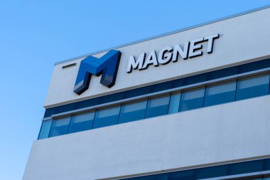 Waterloo, On, Kanada - 17 Ekim 2020 Waterloo, On, Kanada 'daki genel merkez binalarında mıknatıs işareti. Magnet Forensics dijital araştırma yazılımının geliştirilmesinde kullanılan bir şirkettir..