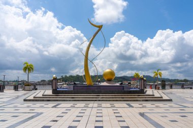 Bandar Seri Begawan, Brunei - 15 Şubat 2025: Brunei 'deki Bandar Seri Begawan Rıhtımı' ndaki binalar ve Mercu Dirgahayu 60 anıtı.