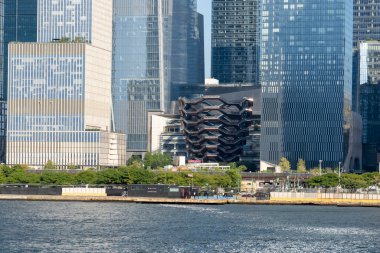 New York City, ABD - 20 Ağustos 2022: ABD 'de Vessel. Gemi Hudson Yardları Yeniden Geliştirme Projesi kapsamında inşa edilmiş bir yapı ve ziyaretçi cazibesidir..