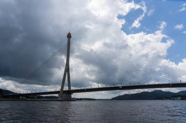 Bandar Seri Begawan, Brunei - 15 Şubat 2025: Raja Pengiran Anak Hajah Saleha Köprüsü (Sungai Kebun Köprüsü) bulutlu bir günde. Bandar Seri Begawan, Brunei.