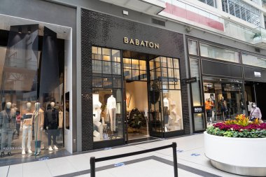 Toronto, Kanada - 29 Eylül 2020: Toronto, Kanada 'da bir alışveriş merkezinde Babaton Kadın Giyim Mağazası gösterildi. Babaton, Aritzia 'nın seçkin markalarından biridir.