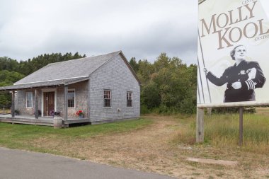 NEW BRUNSWICK, Kanada - 5 Ağustos 2017: Molly Kool Center Alma, New Brunswick, Kanada. Molly Kool Kanada doğumlu bir Amerikalıydı. Amerika 'nın ilk kadın kaptanı..
