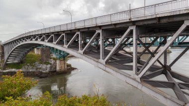 NEW BRUNSWICK, CANADA - 8 Ağustos 2017: Saint John, New Brunswick, Kanada 'daki Reversing Falls karayolu köprüsü, Saint John Nehri' ni geçen iki şeritli bir köprü, 1915 yılında halka açıldı..
