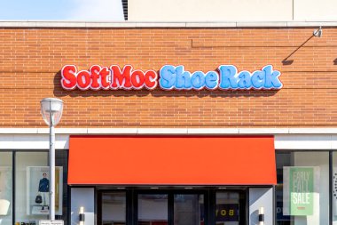 Toronto, Kanada - 15 Ekim 2019: Toronto, Ontario, Kanada 'daki Don Mills mağazasında bir SoftMoc mağazası. SoftMoc Inc. Kanada 'da bir ayakkabı mağaza zinciri..