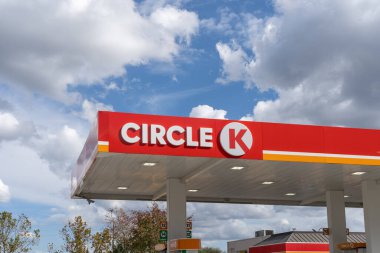 Orlando, Florida, ABD - 12 Ocak 2022: Orlando, Florida, ABD 'de bakkalı bir Circle K benzin istasyonu. K dairesi bir market ve benzin istasyonu zinciri..