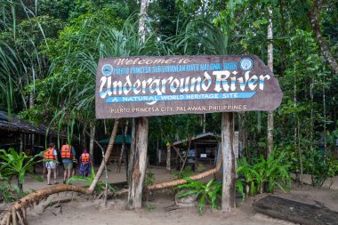 Palawan, Filipinler - 7 Şubat 2025: Palawan, Filipinler 'deki UNESCO Dünya Mirası Alanındaki Puerto Princesa Yeraltı Nehri Ulusal Parkı' nın hoş geldin işareti.