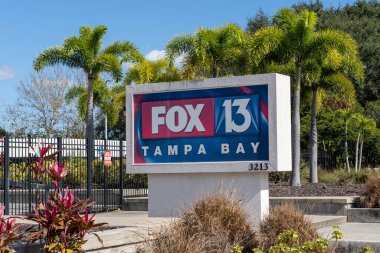 Tampa, FL, ABD - 8 Ocak 2022: WTVT FOX 13 istasyonu, Tampa, FL, ABD. WTVT, Fox Broadcasting Company tarafından işletilen bir televizyon kanalıdır..