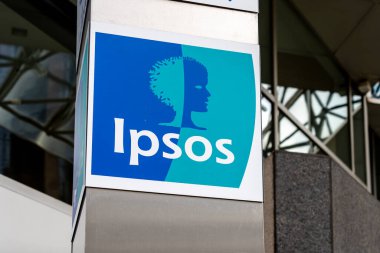 Toronto, Kanada - 29 Eylül 2020: Ipsos logosu Toronto, Kanada 'daki ofis binalarının dışında görüldü. Ipsos Group S.A., merkezi Paris 'te bulunan çok uluslu bir pazar araştırmasıdır..