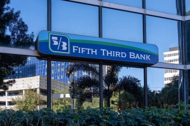 Tampa, FL, ABD - 8 Ocak 2022: Tampa, FL, ABD 'deki Beşinci Banka ofis binası. Fifth Third Bank, Beşinci Bancorp 'un ana yan kuruluşu bir Amerikan bankası..
