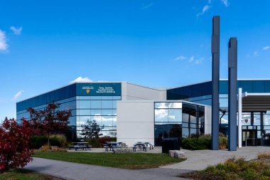 Waterloo, Ontario, Kanada-17 Ekim 2020: Waterloo, Ontario, Kanada 'daki Toby Jenkins Uygulamalı Sağlık Araştırma Binası, üniversite tesisleri ilgili araştırmalar ve klinik uygulamalar.