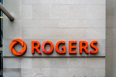 Toronto, Kanada - 29 Eylül 2020: Toronto 'daki genel merkez binasındaki Rogers tabelasını kapatın. Rogers Communications Inc., Kanadalı iletişim ve medya şirketi..