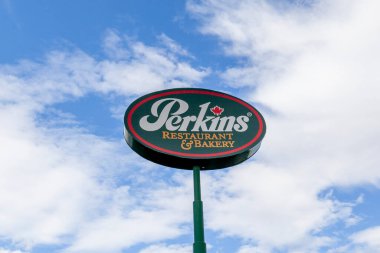 Niagara Şelalesi, On, Kanada - 1 Ekim 2020: Arka planda mavi gökyüzü olan Perkins tabelasını kapatın. Perkins Lokantası ve Fırını kahvaltı servisi veren bir Amerikan günlük yemek restoranı zinciri..