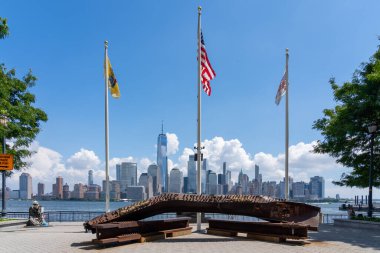 Jersey City, NJ, ABD - 23 Ağustos 2022: Jersey City, NJ, ABD, 23 Ağustos 2022 'den Manhattan şehir merkezi silueti görüntüleme. Manhattan, New York City 'nin en yoğun nüfuslu 5 ilçesidir..
