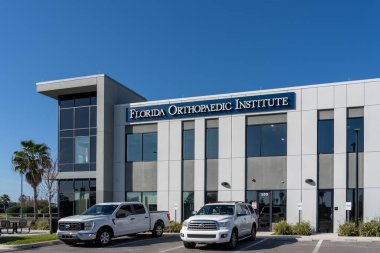 Tampa, FL, ABD - 8 Ocak 2022: Tampa, FL, ABD 'deki binada Florida Ortopedi Enstitüsü imzası. Florida Ortopedi Enstitüsü bir ortopedi, eğitim ve araştırma merkezidir..
