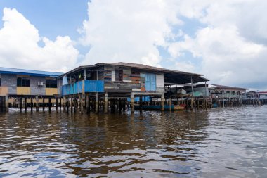 Bandar Seri Begawan, Brunei - 15 Şubat 2025: Bandar Seri Begawan, Brunei 'deki Su Köyü' nde (veya Kampong Ayer) Stilt evleri.