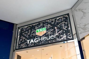 Toronto, Kanada - 29 Eylül 2020: TAG Heuer mağazası Toronto 'da bir alışveriş merkezinde görüldü. TAG Heuer S.A. İsviçreli lüks bir saat tamircisidir..