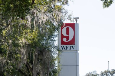 Orlando, Florida, ABD - 20 Ocak 2022: WFTV Channel 9 'un imzası Orlando, Florida, ABD' de. WFTV ABC ile bağlantılı bir televizyon kanalıdır..