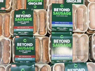 Beyond Meat Beusage yond Sausage Frozen-based Sausage Links - Hot Italian Style ve Sweet Italian Style bir marketteki dondurucu kutularda. Salt Lake City, Utah, ABD - 13 Mayıs 2023.
