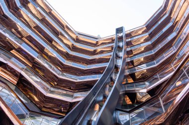 New York City, ABD - 18 Ağustos 2022: ABD 'nin New York şehrindeki Vessel' in iç görüntüsü. Gemi Hudson Yardları Yeniden Geliştirme Projesi kapsamında inşa edilmiş bir yapı ve ziyaretçi cazibesidir..