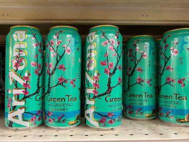 Boston, MA, USA - 9 Kasım 2023: Ginseng ve Honey 22 OZ ile Arizona Green Tea süpermarkette raflarda satılıyor. Boston, MA, ABD.