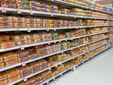 Salt Lake City, Utah, ABD - 27 Haziran 2023: Süpermarkette raflardaki ekmek somunlarının çeşitliliği. Salt Lake City, Utah, ABD.