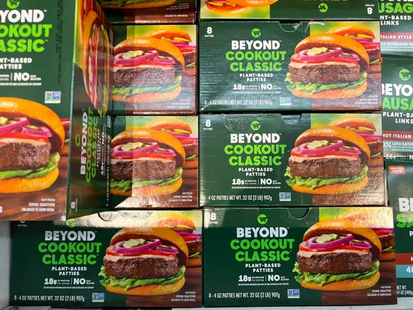 Et Mangalının Ötesinde Klasik Bitki Köfteli Burger köfteleri, 8 pk, 32 ons kutu dondurucu kutuları süpermarkette. Salt Lake City, Utah, ABD - 13 Mayıs 2023.