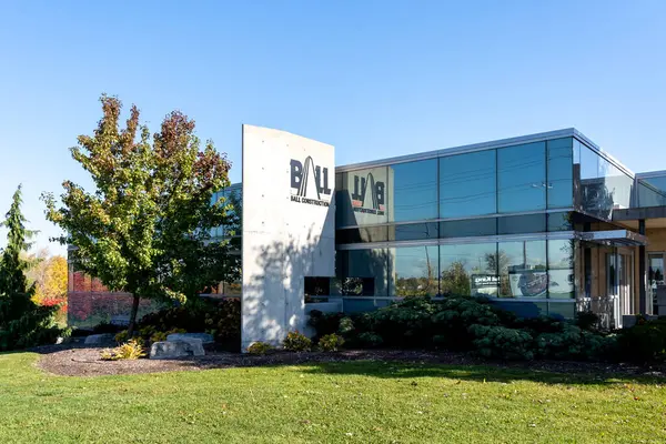 Kitchener, Ontario, Kanada - 17 Ekim 2020: Ball İnşaat Ltd merkezi Kitchener, Ontario, Kanada. Ball İnşaat, Kanada merkezli bir inşaat şirketidir..